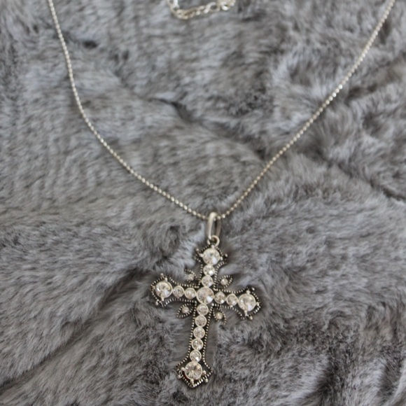 ❌SOLD ❌ Betsey Johnson cross necklace - Picture 3 of 3